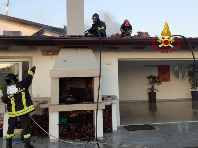 Mirano, incendio innescato dal camino: prende fuoco il tetto - Televenezia