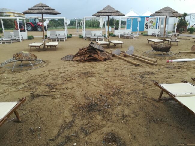 Bibione, la mareggiata distrugge la spiaggia