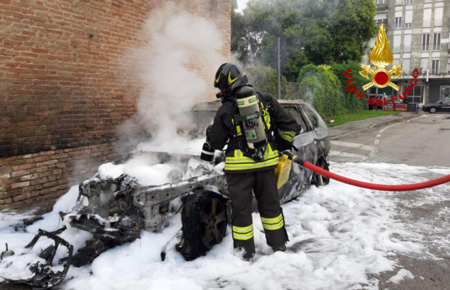 Strà, auto si incendia per strada: nessun ferito - Televenezia