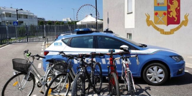 Jesolo, ladri di biciclette fermati nella notte dalla Polizia