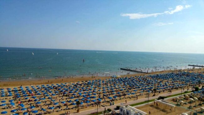 Jesolo, si tuffa in mare dal pontile e sbatte la schiena: rischia la paralisi - Televenezia