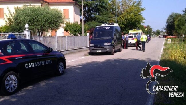 Mira, si asserraglia in casa e spara ai carabinieri: arrestato