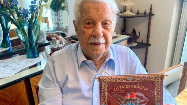 Fausto Girardi compie 100 anni: donato un gagliardetto del Comune