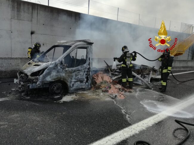 Incendio di un furgone in A4 tra Spinea e Martellago