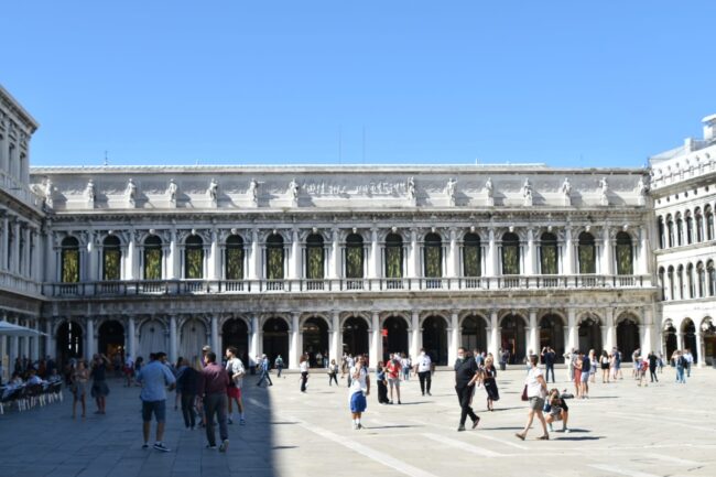 Fabrizio Plessi illumina Piazza San Marco con le cascate d'oro - Televenezia