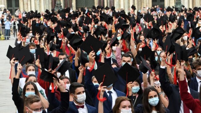 Ca' Foscari, lauree in piazza San Marco: il tocco si sventola senza slancio