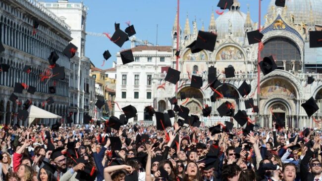 Giorno della Laurea di Ca' Foscari torna in Piazza San Marco - Televenezia