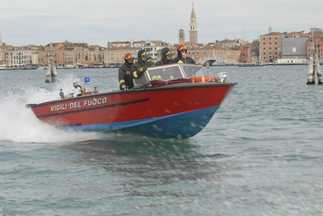 Barca in secca nella notte: salvato dai vigili del fuoco