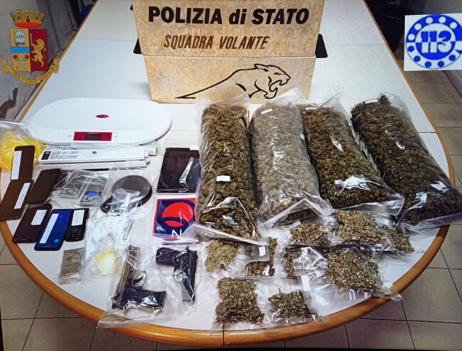 Mestre, si chiude fuori casa e la polizia lo aiuta: trovati 6 chili di droga - Televenezia