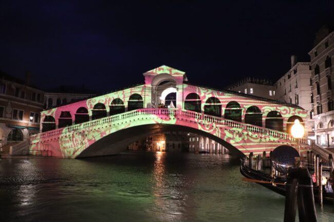 Ponte di Rialto si tinge d'arte in omaggio ai 1600 anni di Venezia