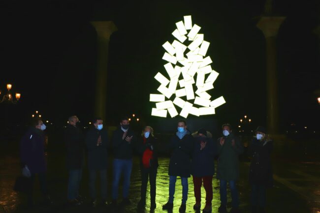 Natale in Piazza San Marco: accesa la scultura di Fabrizio Plessi