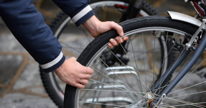 Ruba una bicicletta, arrestato dalle volanti all'alba