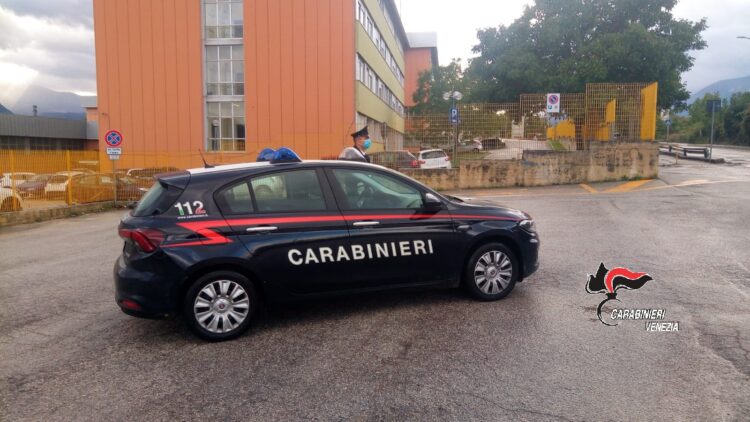 Mira, spacciava nel cortile della scuola media: 17enne denunciato - Televenezia