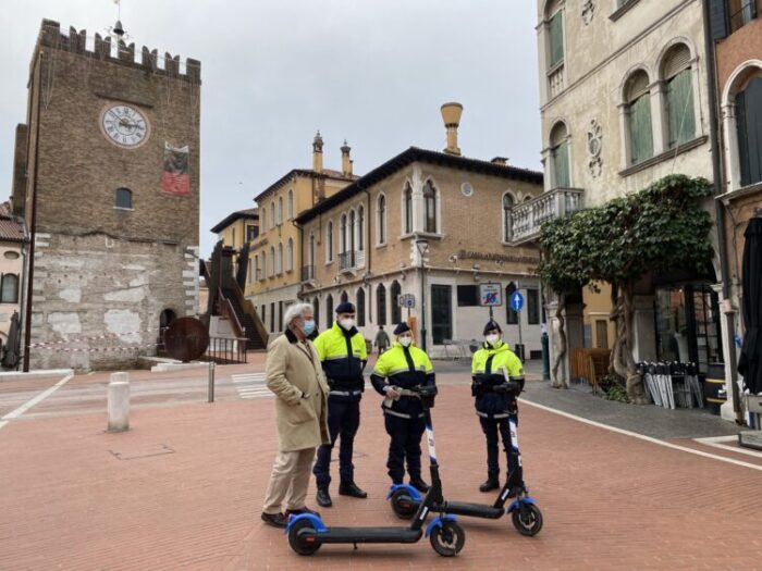 Polizia locale in monopattino per controllare il centro di Mestre