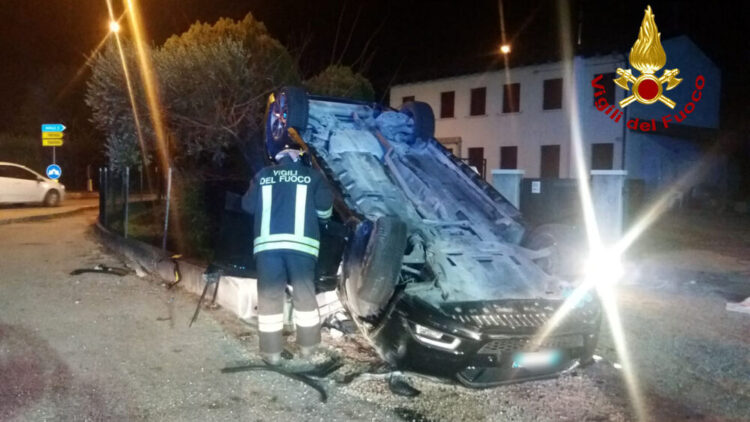 Salzano, auto rovesciata: un morto e due feriti