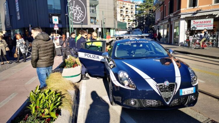 Mestre: multati barista e 8 clienti dalla polizia locale