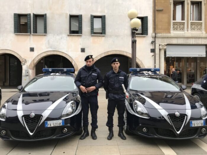 Pusher spaccia con il monopattino elettrico: denunciato