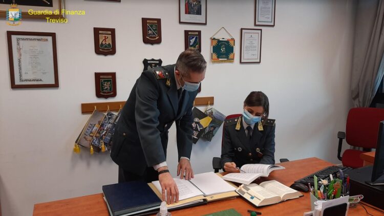 Treviso: sequestro di false mascherine “griffate”