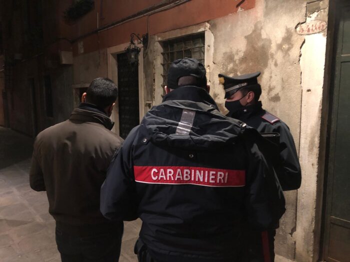 Pusher vede i carabinieri e si getta nel canale per sfuggire ai controlli - Televenezia