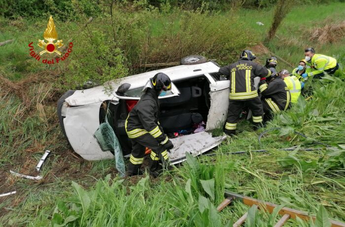 Statale Romea, auto finisce fuori strada: ferito l'autista Televenezia