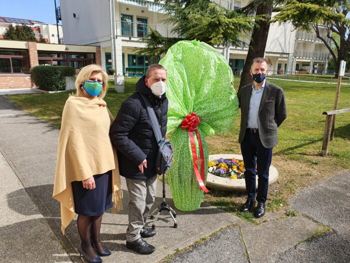 Maxi uovo di Pasqua per gli anziani della "Francescon" di Portogruaro