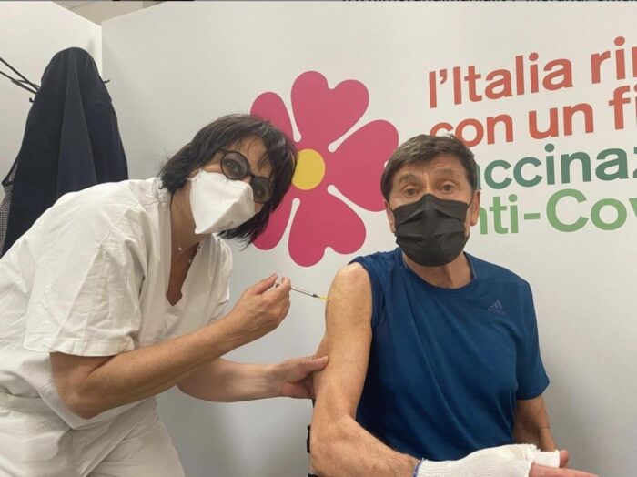 Gianni Morandi si vaccina contro il Covid a due mesi dall’incidente