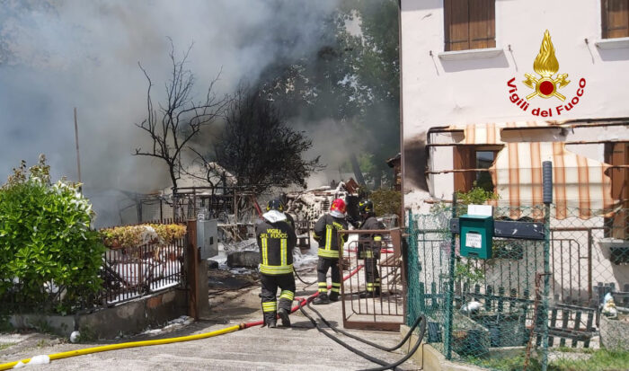 Incendio in un capanno a Marghera: anziano ustionato