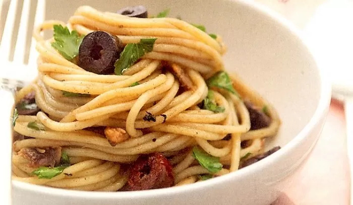 La pasta: Spaghetti con Acciughe e Olive nere!