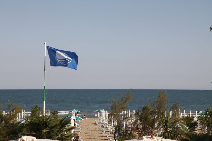 Spiaggia di Jesolo riceve la diciottesima bandiera blu - Televenezia