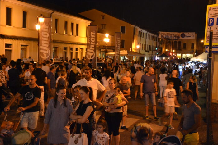 Mirano, Piazza Martiri si accende con "Shopping sotto le stelle"