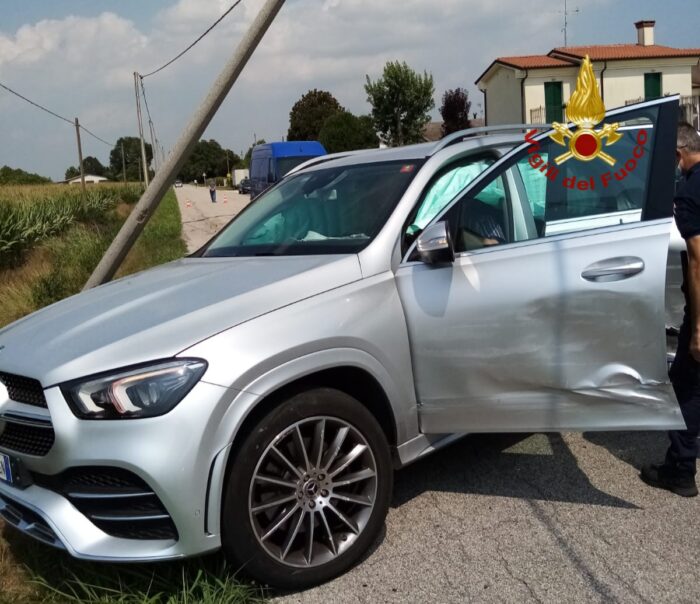 San Donà, auto finisce contro un palo: due feriti