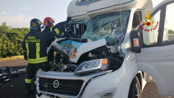 Camper contro mezzo pesante in A4: due feriti - Televenezia