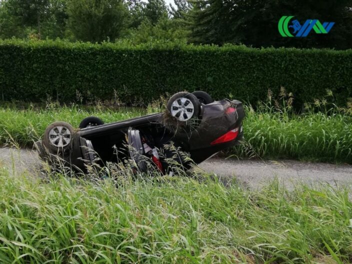 A4, auto cappottata fuori carreggiata: occupanti illesi