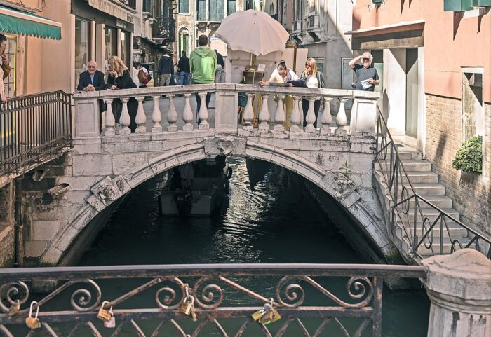 Truffa delle cartelline: fermavano i turisti per chiedere un'offerta per i disabili - Televenezia