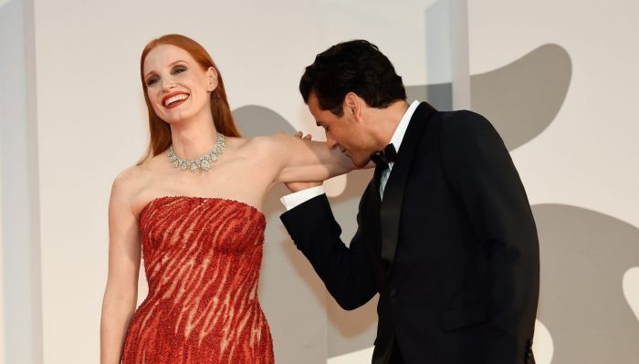 Jessica Chastain e Oscar Isaac infiammano il red carpet di Venezia 78