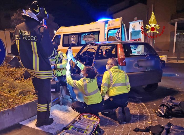 Auto finita contro una rotonda a Cavallino Treporti - TeleVenezia