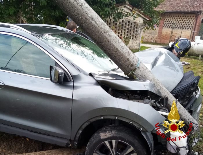 San Donà, auto finisce contro un palo di cemento: un ferito