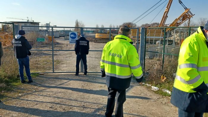 Fusina: sequestrate delle aree occupate da cumuli di rifiuti - TeleVenezia