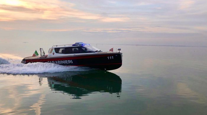 Venezia, non si ferma all'Alt dei Carabinieri: inseguimento in laguna