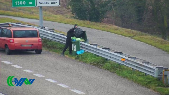 Rifiuti in autostrada: scattano le diffide, denunce nei casi più gravi