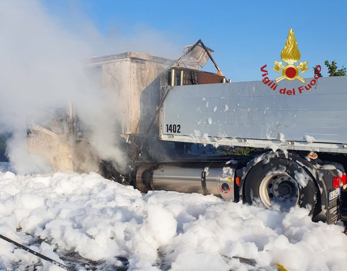 Incendio di un autoarticolato in A4 tra Cessalto e San Stino