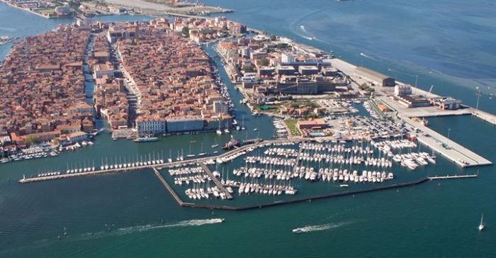 Chioggia, salvataggio in mare di una giovane