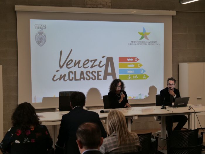 Scuole : diventano opere d'arte con “Venezia in classe A”