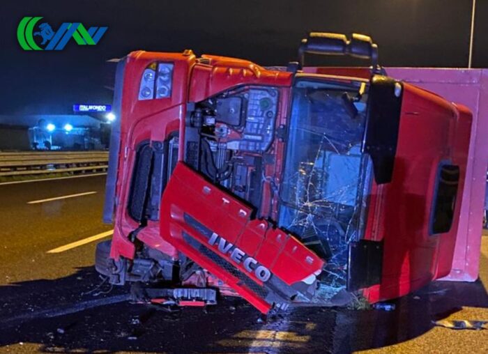 Autotreno si ribalta nella notte in A4