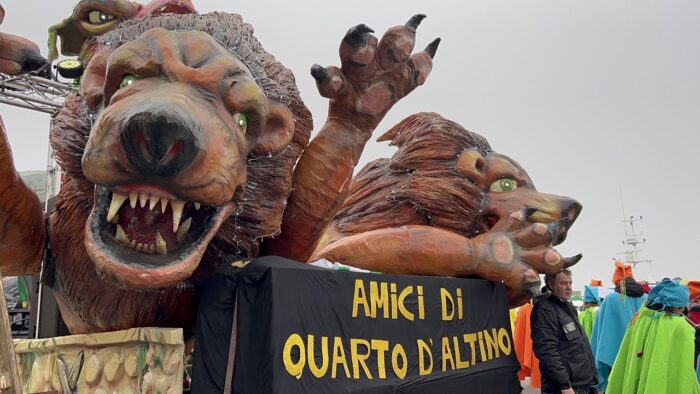 Carnevale di Venezia 2023: i carri allegorici colorano Pellestrina