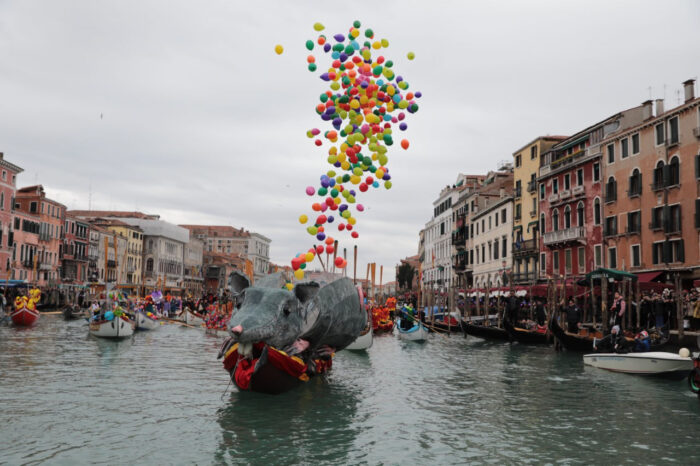 Carnevale di Venezia: il corteo sul Canal Grande incanta il pubblico