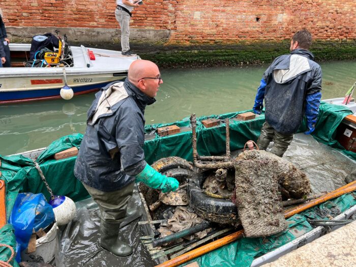 I gondolieri sub recuperano 1,2 tonnellate di rifiuti