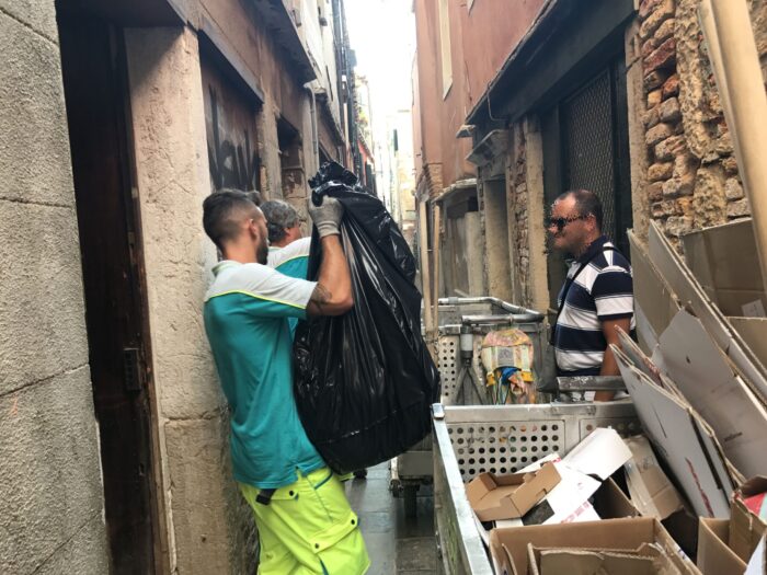 Venezia, tre netturbini feriti dall'ago di una siringa e da vetri taglienti