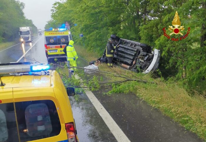 Incidente sulla Romea: auto si rovescia, un ferito - Televenezia