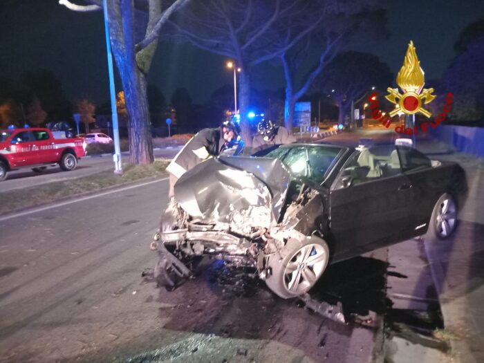 Jesolo, perde il controllo dell'auto e finisce fuori strada - Televenezia